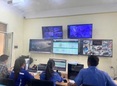 Phòng giám sát tập trung tại Công ty Tuyển than Hòn Gai - Vinacomin hiển thị trực tuyến dữ liệu và hình ảnh từ các trạm cân ô tô