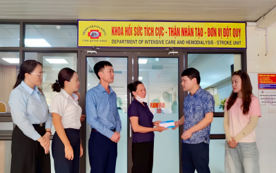 Đại diện Phân xưởng Sàng tuyển trao số tiền quyên góp hỗ trợ gia đình công nhân gặp tai nạn giao thông.