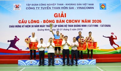 Ban tổ chức trao Cúp và cờ giải cho các đơn vị đạt thành tích xuất sắc tại Giải Cầu lông - Bóng bàn phong trào CBCNV năm 2026.