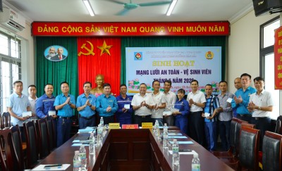 Đại diện lãnh đạo công đoàn TKV và lãnh đạo Công ty khen thưởng cho 10 đồng chí ATVSV xuất sắc nhân dịp Tháng an toàn vệ sinh lao động - Tháng công nhân năm 2026