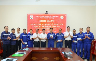 Công đoàn Công ty khen thưởng các ATVSV tiêu biểu có thành tích xuất sắc trong công tác ATVSLĐ.