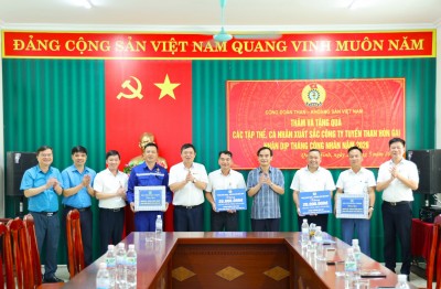 Lãnh đạo Công đoàn TKV và Công ty Tuyển than Hòn Gai trao quà cho các 02 tập thể tiêu biểu xuất sắc hưởng ứng Tháng Công nhân và Tháng hành động về AT-VSLĐ năm 2026.