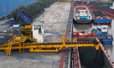 Hoạt động xúc, vận chuyển và rót than xuống phương tiện thủy được duy trì thông suốt nhờ công tác điều hành khoa học, đồng bộ.