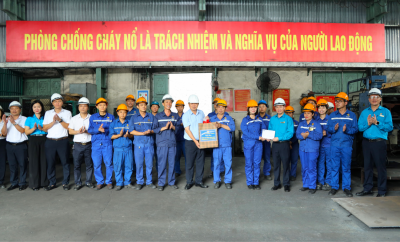 Đoàn công tác trao quà động viên tổ sửa chữa cơ điện, Phân xưởng Sàng tuyển