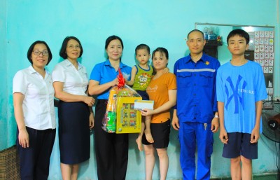 Đoàn thăm tặng quà cho cháu Nguyễn Phúc Lâm là con Chị Phạm Hồng Duyên - Công nhân Phân xưởng KCS