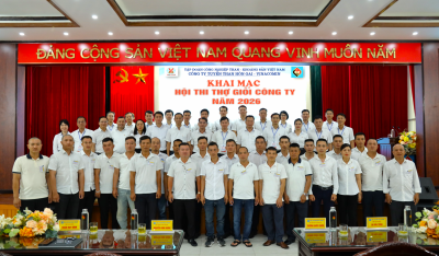 Các đồng chí lãnh đạo Công ty, Hội đồng thi và các thí sinh chụp ảnh lưu niệm tại buổi khai mạc