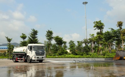 Công ty Tuyển than Hòn Gai duy trì thường xuyên công tác tưới nước, phun sương dập bụi trên các tuyến đường vận chuyển than nhằm giảm thiểu ảnh hưởng đến môi trường.