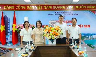 Đồng chí Đoàn Huy Bình - Phó giám đốc Công ty tặng hoa chúc mừng Trung tâm truyền thông tỉnh Quảng Ninh