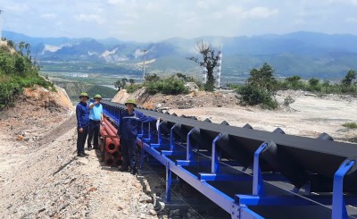 Đồng chí Nguyễn Xuân Tuyên - Phó Giám đốc Công ty Tuyển than Hòn Gai cùng đoàn công tác kiểm tra hiện trường tuyến băng tải vận chuyển than về kho than tập trung MB+55.