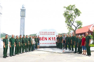Đoàn Hội Cựu chiến binh Công ty Tuyển than Hòn Gai chụp ảnh lưu niệm tại Khu di tích Quốc gia đặc biệt Đường Hồ Chí Minh trên biển - Bến K15.