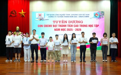 Công ty khen thưởng cho các học sinh đạt thành tích xuất sắc cấp tỉnh, quốc gia trong năm học 2025-2026