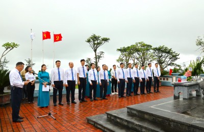 Đoàn đại biểu Đảng ủy Công ty Tuyển than Hòn Gai - Vinacomin dâng hoa, dâng hương tưởng niệm Chủ tịch Hồ Chí Minh tại Khu di tích lịch sử quốc gia Địa điểm lưu niệm Bác Hồ về thăm mỏ Đèo Nai
