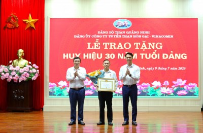 Đồng chí Phạm Hồng Thái - Phó Bí thư Đảng ủy Than Quảng Ninh và đồng chí Phạm Hồng Thanh - Bí thư Đảng ủy, Giám đốc Công ty trao Huy hiệu 30 năm tuổi Đảng cho đồng chí Trịnh Ngọc Đoàn