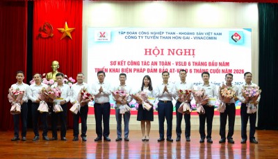 Lãnh đạo Công ty trao thưởng cho 10 tập thể có thành tích xuất sắc trong công tác ATVSLĐ 6 tháng đầu năm 2026