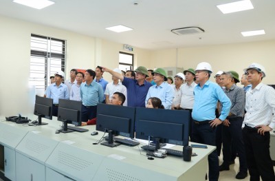 Đoàn kiểm tra tại phòng vận hành trung tâm tuyến băng tải tại phân xưởng Kho than 