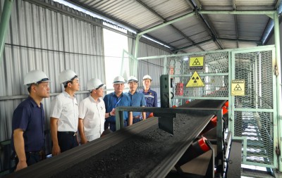 Đoàn kiểm tra khảo sát thực tế việc quản lý, vận hành máy phân tích độ tro nhanh Scancoal 2100 và hệ thống bảo đảm an toàn bức xạ tại Phân xưởng Sàng tuyển.