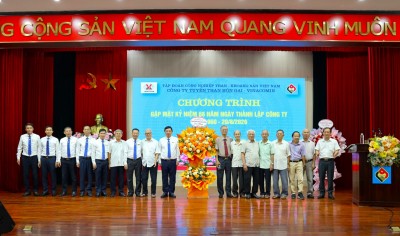 Các thế hệ Nguyên lãnh đạo cán bộ chủ chốt của Công ty tặng hoa chúc mừng 