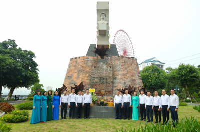 Đoàn đại biểu Đảng ủy, Ban lãnh đạo Công ty Tuyển than Hòn Gai - Vinacomin chụp ảnh lưu tại khu tưởng niệm Anh hùng LLVT nhân dân, liệt sĩ Đặng Bá Hát.