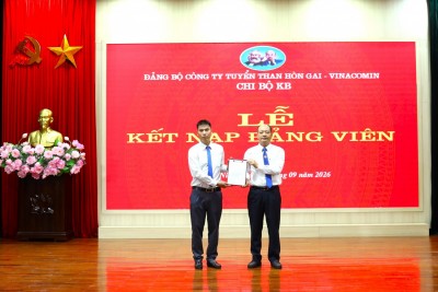 Đồng chí Đồng Văn Hưng, Bí thư Chi bộ KB trao Quyết định kết nạp Đảng cho đảng viên mới Trương Tuấn Cường.
