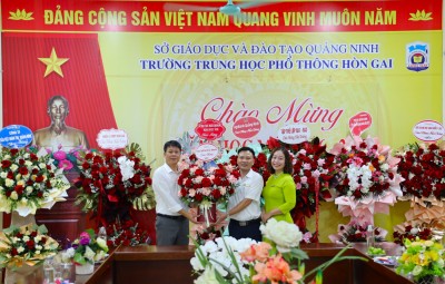 Đại diện Công ty Tuyển than Hòn Gai - Vinacomin chúc mừng, tặng quà nhà trường nhân dịp khai giảng năm học mới.
