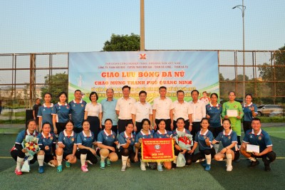 Đội bóng nữ Công ty Tuyển than Hòn Gai - Vinacomin chụp ảnh lưu niệm sau giải đấu.