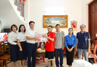 Đại diện Công đoàn Công ty Tuyển than Hòn Gai - Vinacomin trao quà Trung thu cho con CBCNV có hoàn cảnh khó khăn.