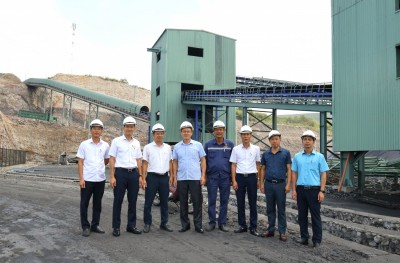 Đoàn kiểm tra việc thực hiện các quy định về AT-VSLĐ tại hiện trường sản xuất của Phân xưởng Kho than