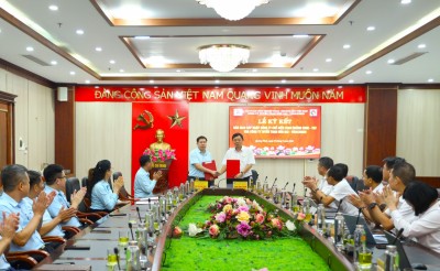 Lãnh đạo hai Công ty ký kết bàn giao, thống nhất các nội dung tiếp nhận và tổ chức thực hiện sau sắp xếp.
