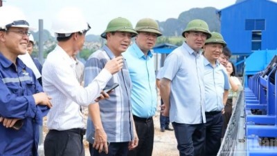 Chủ tịch Hội đồng thành viên TKV Ngô Hoàng Ngân (đội mũ cối thứ hai từ phải sang) thị sát, kiểm tra tiến độ dự án đầu tư xây dựng hệ thống băng tải vận chuyển than.