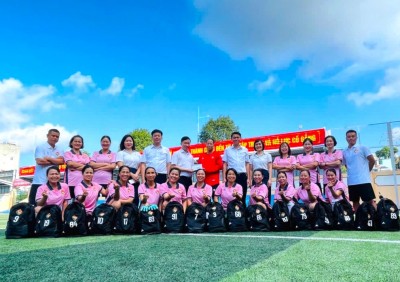Lãnh đạo Công ty và Công đoàn tiếp thêm động lực cho đội bóng đá nữ trước ngày tranh tài.