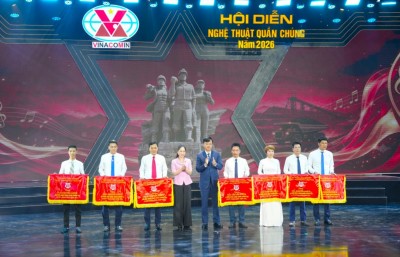Lãnh đạo Đoàn Nghệ thuật quần chúng Công ty Tuyển than Hòn Gai - Vinacomin nhận giải thưởng tại Hội diễn Nghệ thuật quần chúng TKV năm 2026.