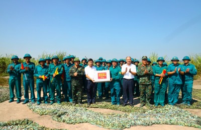 Đồng chí Nguyễn Văn Huân, Chủ tịch Công đoàn Công ty và đồng chí Đồng Văn Hưng, Phó Chỉ huy trưởng Ban CHQS Công ty tặng quà, động viên lực lượng tự vệ tham gia diễn tập.