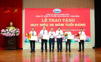 Đảng ủy Công ty trao tặng Huy hiệu 35 năm tuổi Đảng cho 04 đảng viên