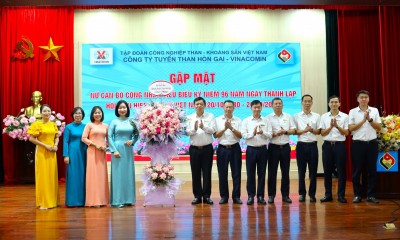 Lãnh đạo Công ty Tuyển than Hòn Gai - Vinacomin tặng hoa chúc mừng Ban Nữ công Công đoàn Công ty nhân dịp kỷ niệm Ngày Phụ nữ Việt Nam 20/10.