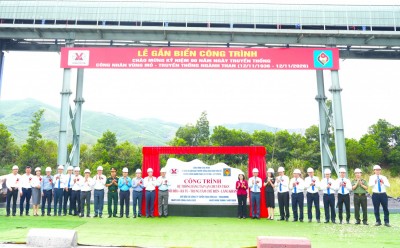 Lãnh đạo Thành phố, địa phương, TKV và Công ty Tuyển than Hòn Gai - Vinacomin thực hiện nghi thức gắn biển công trình chào mừng 90 năm Ngày Truyền thống công nhân Vùng mỏ - Truyền thống ngành Than.