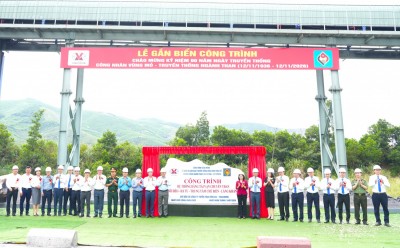 Lãnh đạo thành phố Quảng Ninh, TKV và các đại biểu thực hiện nghi thức gắn biển công trình