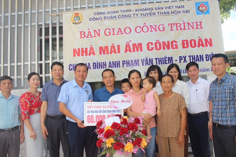Trao tặng số tiền 60 triệu đồng từ quỹ Mái ấm Công đoàn cho gia đình anh Phạm Văn THiêm   Công nhân PX Than Điện  Công ty Tuyển Than Hòn Gai