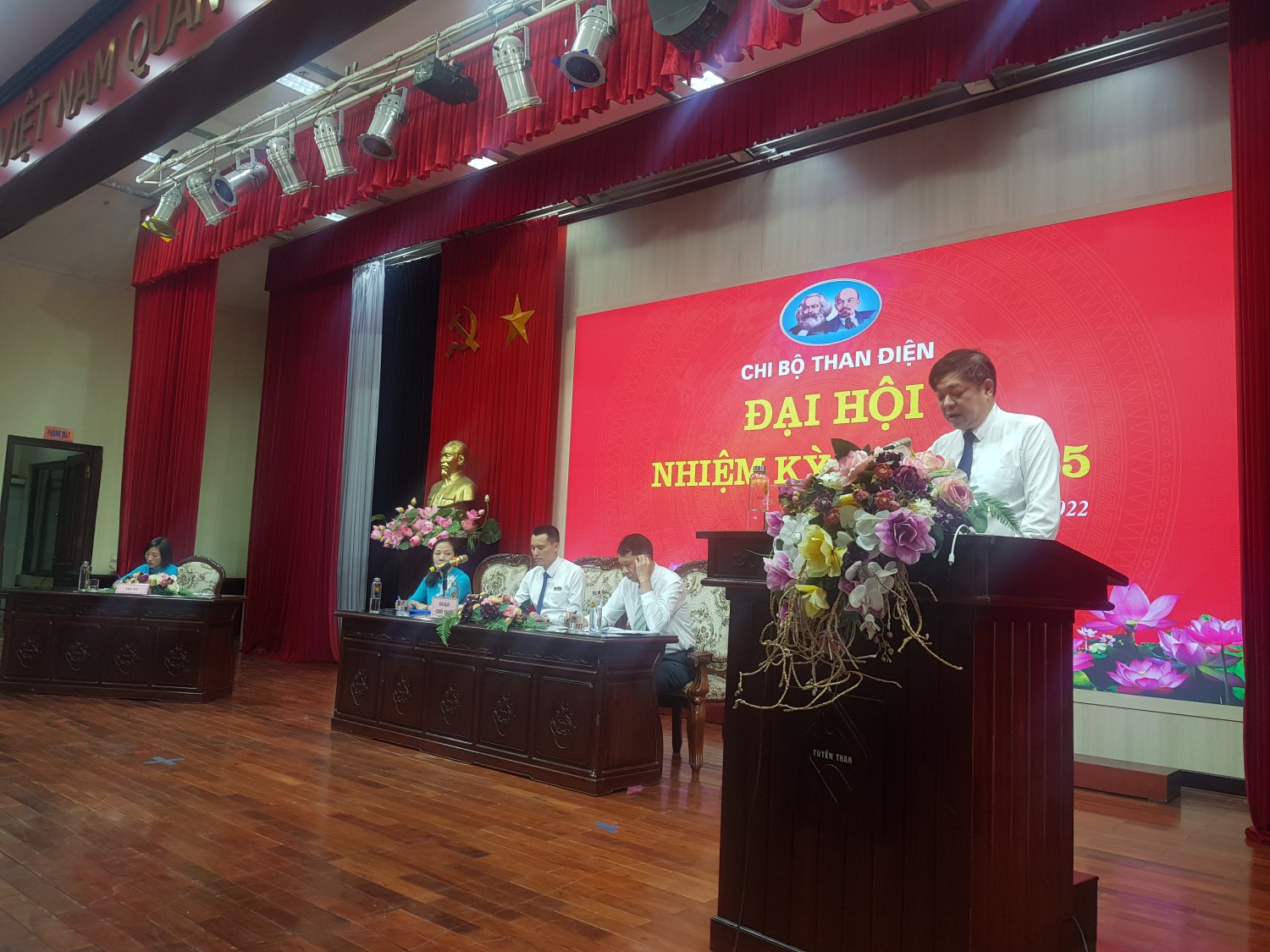 đồng chí Phạm Hồng Thanh – Bí thư Đảng ủy đã biểu dương những kết quả mà Chi bộ Than điện đã đạt được trong nhiệm kỳ 2020 - 2022